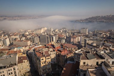 İstanbul 'un Galata Kulesi' nden havadan görünüşü, İstanbul panoraması yukarıdan İstanbul Boğazı, İstanbul ve Türkiye üzerinde sis