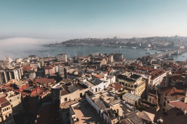 İstanbul 'un Galata Kulesi' nden havadan görünüşü, İstanbul panoraması yukarıdan İstanbul Boğazı, İstanbul ve Türkiye üzerinde sis