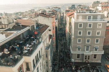 İstanbul 'un Galata Kulesi' nden havadan görünüşü, İstanbul manzarası, çatıdaki kafede oturan insanlar