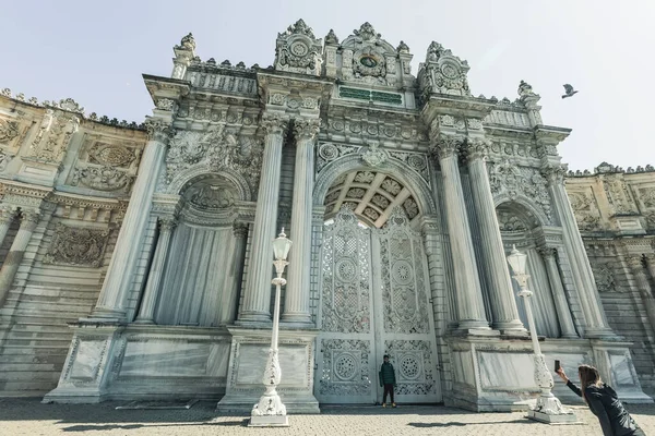 İstanbul Beşiktaş bölgesindeki Dolmobahce Sarayı 'nın dış detayları