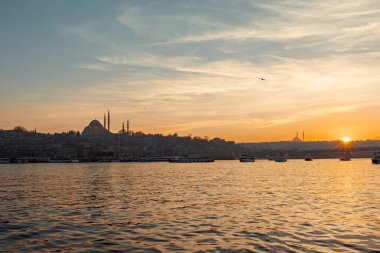 Türkiye 'nin Galata Köprüsü' nden İstanbul Sultanahmet bölgesinin gün batımı manzarası