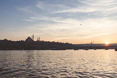 Türkiye 'nin Galata Köprüsü' nden İstanbul Sultanahmet bölgesinin gün batımı manzarası