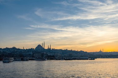 Türkiye 'nin Galata Köprüsü' nden İstanbul Sultanahmet bölgesinin gün batımı manzarası