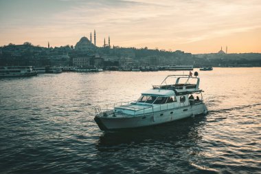 Türkiye 'nin Galata Köprüsü' nden İstanbul Sultanahmet bölgesinin gün batımı manzarası