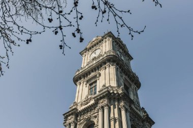 İstanbul 'daki Dolmobahce Sarayı bahçesinde antik saat kulesi