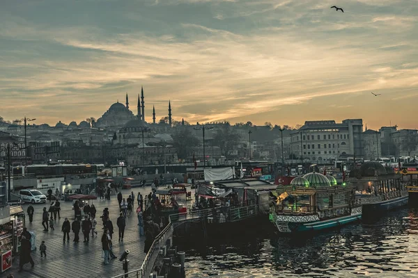 Türkiye 'nin Galata Köprüsü' nden İstanbul Sultanahmet bölgesinin gün batımı manzarası
