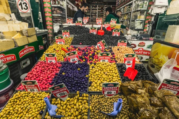 イスタンブール トルコの市場でのオリーブの大きな選択 — ストック写真