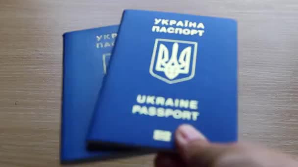 Mano Poniendo Dos Pasaportes Ucranianos Sobre Mesa Cerca — Vídeos de Stock