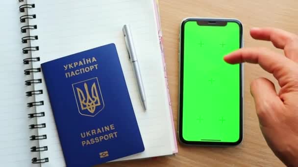 Zielony Ekran Przeglądanie Chroma Klucz Czytanie Mediów Społecznościowych Zbliżenie Ukraińskiego — Wideo stockowe