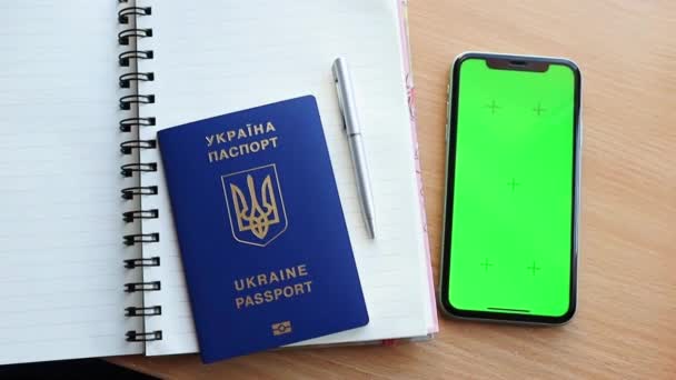 Zielony Ekran Przeglądanie Chroma Klucz Czytanie Mediów Społecznościowych Zbliżenie Ukraińskiego — Wideo stockowe