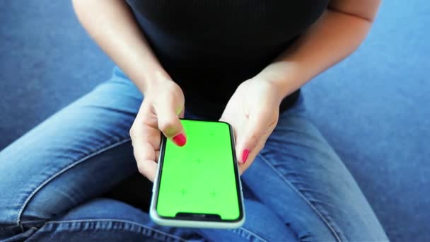 Dívka Sobě Džíny Rolování Iphone Zelené Obrazovky Prohlížení Chroma Klíč — Stock video