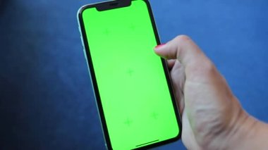 iPhone yeşil ekranını kaydıran kız sosyal medya chroma anahtar okuma haberleri ellerinizi kapatın