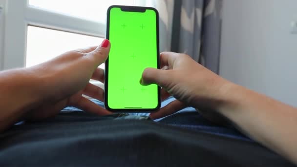 Dívka Rolování Iphone Zelená Obrazovka Prohlížení Sociálních Médií Chroma Klíč — Stock video