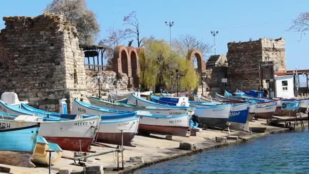 Traditionelle Fischerboote Entlang Der Küste Alten Nessebar Bulgarien — Stockvideo