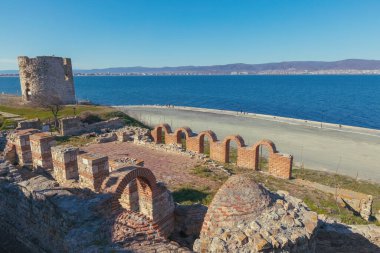 Bulgaristan 'ın Nessebar kentindeki Harabeler ve Antik Kule