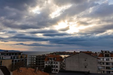 Nessebar üzerinde nefes kesen gün batımı Yeni şehir, kiremit çatılar ve Nessebar Bulgaristan 'daki eski evler