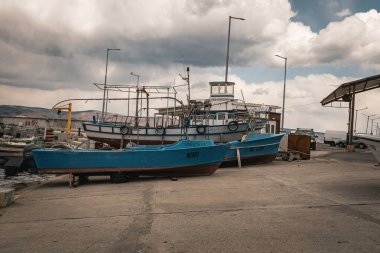Bulgaristan 'ın Nessebar kentinde kıyı boyunca geleneksel balıkçı tekneleri