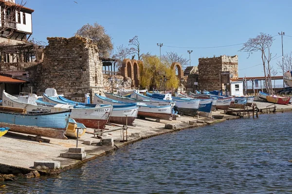 保加利亚内塞巴尔老城沿海的传统渔船 — 图库照片