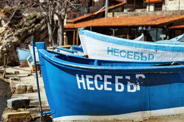 ブルガリアの旧ネッセバー町の海岸沿いの伝統的な漁船 — ストック写真