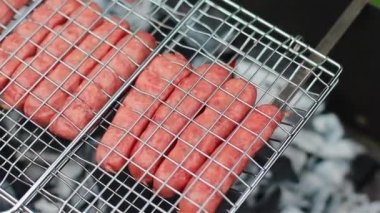 Sosisli sandviçler şöminenin üst tarafında. Yakın çekim.