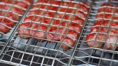 Sosisli sandviçler şöminenin üst tarafında. Yakın çekim.