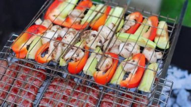 Sosisler ve sebzeler şöminenin üst tarafında. Yakın çekim.