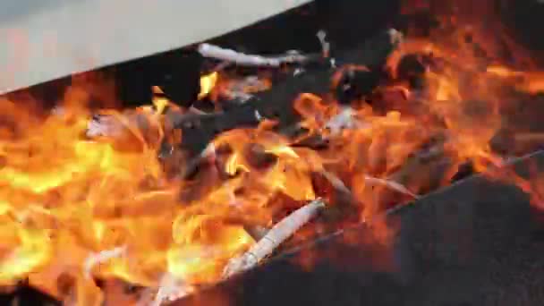 火鉢で火を噴く — ストック動画