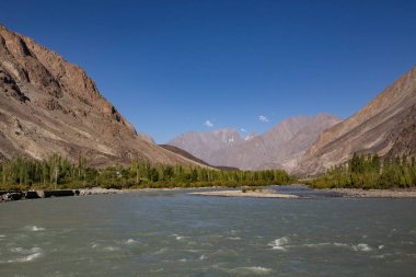 Kuzey Pakistan 'daki nehir ve dağ manzarası. Gilgit Baltistan Karakoram Karayolu Pakistan