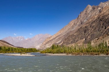 Kuzey Pakistan 'daki nehir ve dağ manzarası. Gilgit Baltistan Karakoram Karayolu Pakistan