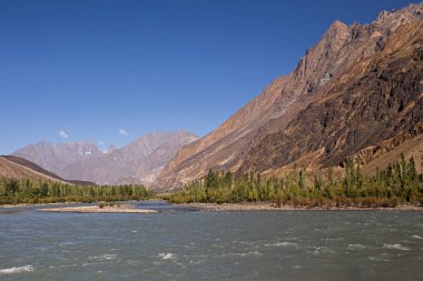 Kuzey Pakistan 'daki nehir ve dağ manzarası. Gilgit Baltistan Karakoram Karayolu Pakistan