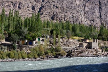 Kuzey Pakistan 'daki nehir ve dağ manzarası. Gilgit Baltistan Karakoram Karayolu Pakistan