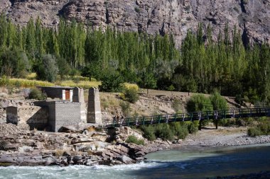 Kuzey Pakistan 'daki nehir ve dağ manzarası. Gilgit Baltistan Karakoram Karayolu Pakistan