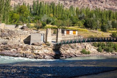 Kuzey Pakistan 'daki nehir ve dağ manzarası. Gilgit Baltistan Karakoram Karayolu Pakistan