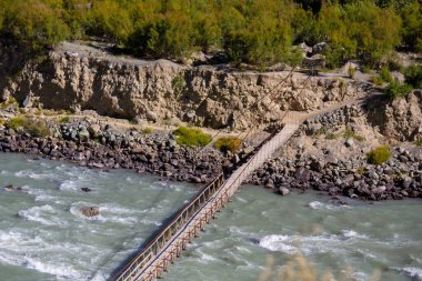 Chaprot Vadisi 'ndeki eski ahşap asma köprü, Karakoram Karayolu, Pakistan