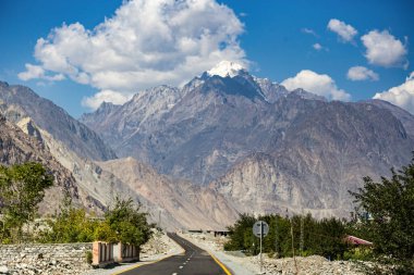 Karakoram karayolu boyunca uzanan Hunza Vadisi 'nin güzel manzarası Gilgit Baltistan, Pakistan