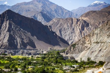 Karakoram karayolu boyunca uzanan Hunza Vadisi 'nin güzel manzarası Gilgit Baltistan, Pakistan
