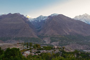 Pakistan 'daki Karimabad şatosundan dağ manzarası
