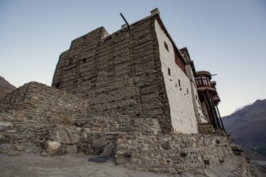 Pakistan 'da dağ manzaralı Karimabad' daki Baltit kalesi