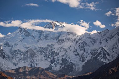Nanga Parbat dağının zirvesi, Pakistan ana kamp yürüyüşü.