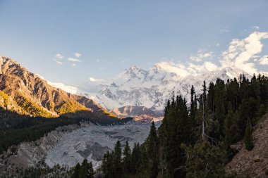 Nanga Parbat dağının zirvesi, Pakistan ana kamp yürüyüşü.