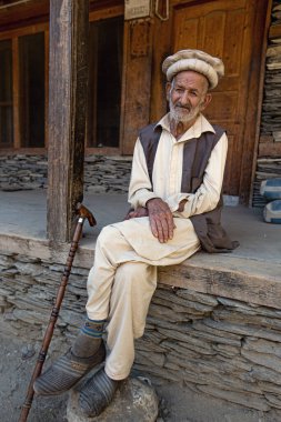 Geleneksel giyinmiş Pakistanlı adam Kalash Vadisi, Chitral, Pakistan