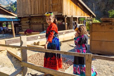 Kalaş Vadisi köyünde gülümseyen geleneksel giyinmiş Kalaş kabilesinden bir kadın.