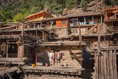 Pakistan 'ın Kalash vadisinde geleneksel Kalash ahşap evi