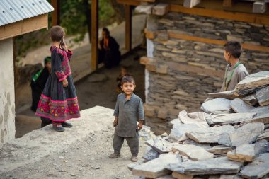 Pakistanlı çocuklar Pakistan 'daki evlerinin yakınındaki Kalaşnikof köyünden.