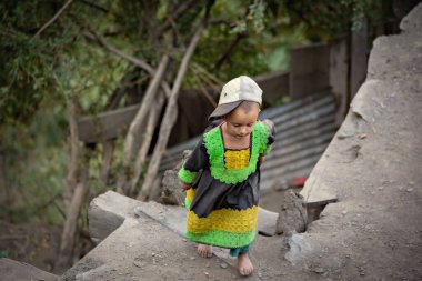 Pakistan 'daki evlerinin yakınındaki Kalash köyünden Pakistanlı çocuk portresi.