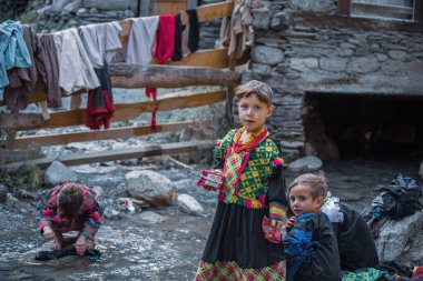 Pakistanlı çocuklar Pakistan 'daki evlerinin yakınındaki Kalaşnikof köyünden.