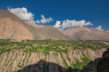 Karakoram karayolu boyunca uzanan Hunza Vadisi 'nin güzel manzarası Gilgit Baltistan, Pakistan