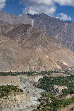 Karakoram karayolu boyunca uzanan Hunza Vadisi 'nin güzel manzarası Gilgit Baltistan, Pakistan