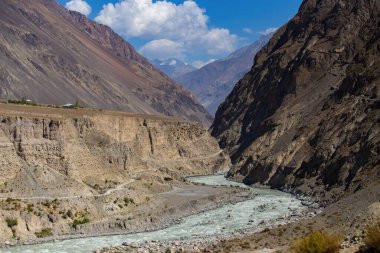 Karakoram karayolu boyunca uzanan Hunza Vadisi 'nin güzel manzarası Gilgit Baltistan, Pakistan