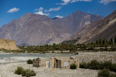 Karakoram karayolu boyunca uzanan Hunza Vadisi 'nin güzel manzarası Gilgit Baltistan, Pakistan